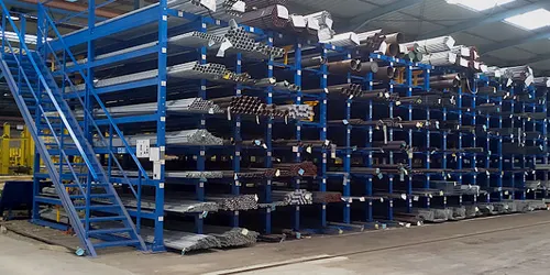 Almacenaje de materiales largos: cómo evitar daños y accidentes