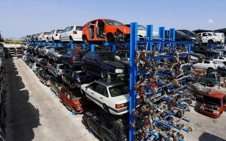 Estanterías cantilever para desguaces organizando vehículos y piezas voluminosas