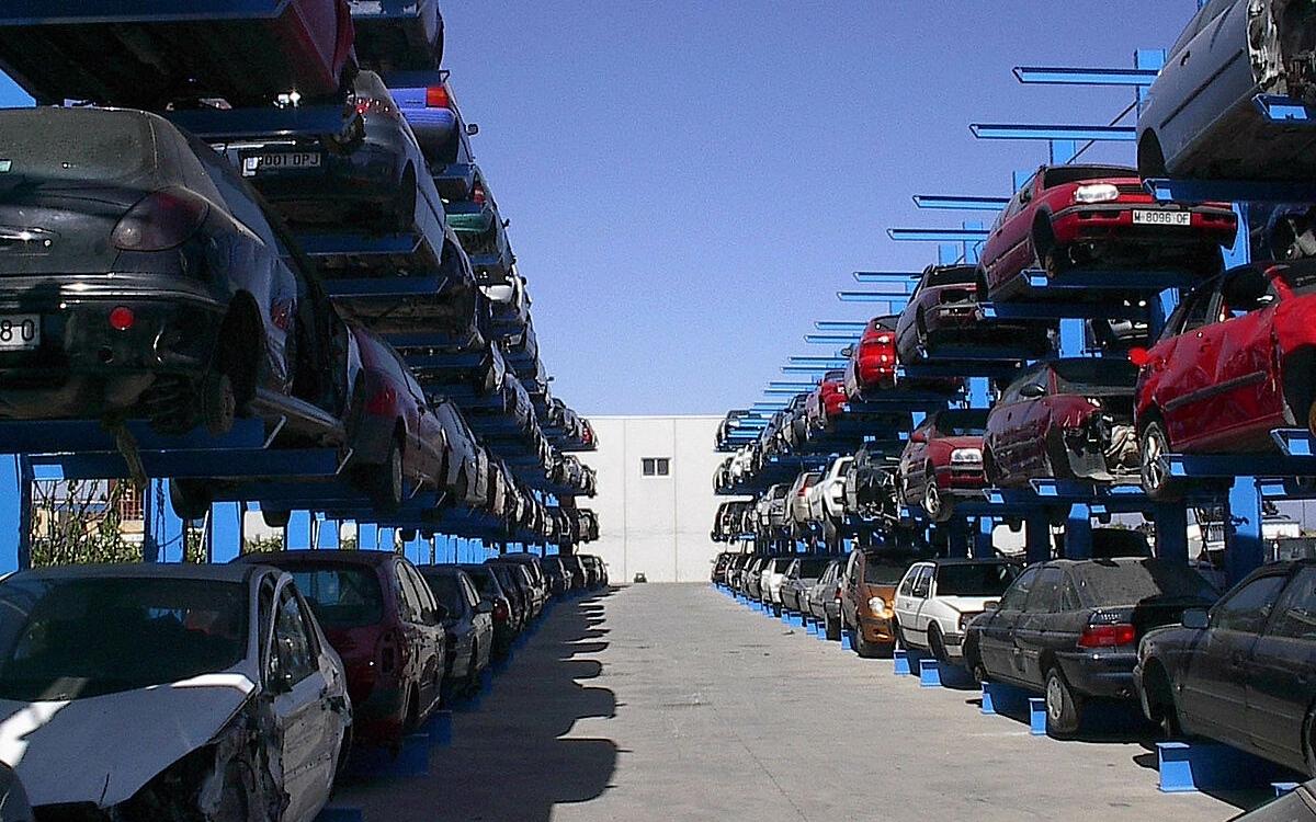 Estanterías cantilever para desguaces organizando vehículos y piezas voluminosas en altura