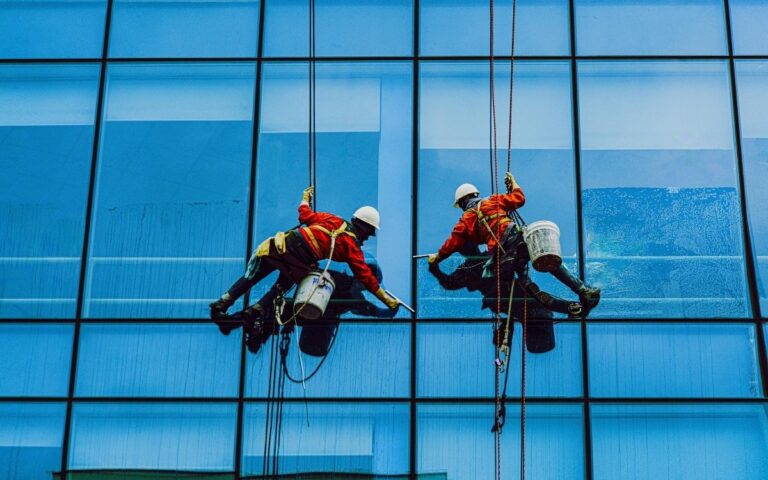 limpieza industrial en logística en nave de almacenamiento